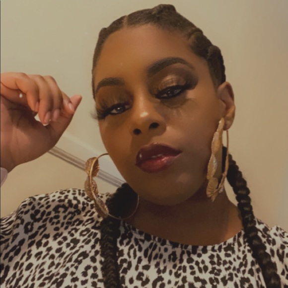 Meet your Posher, Quinn - Picture 1 of 1